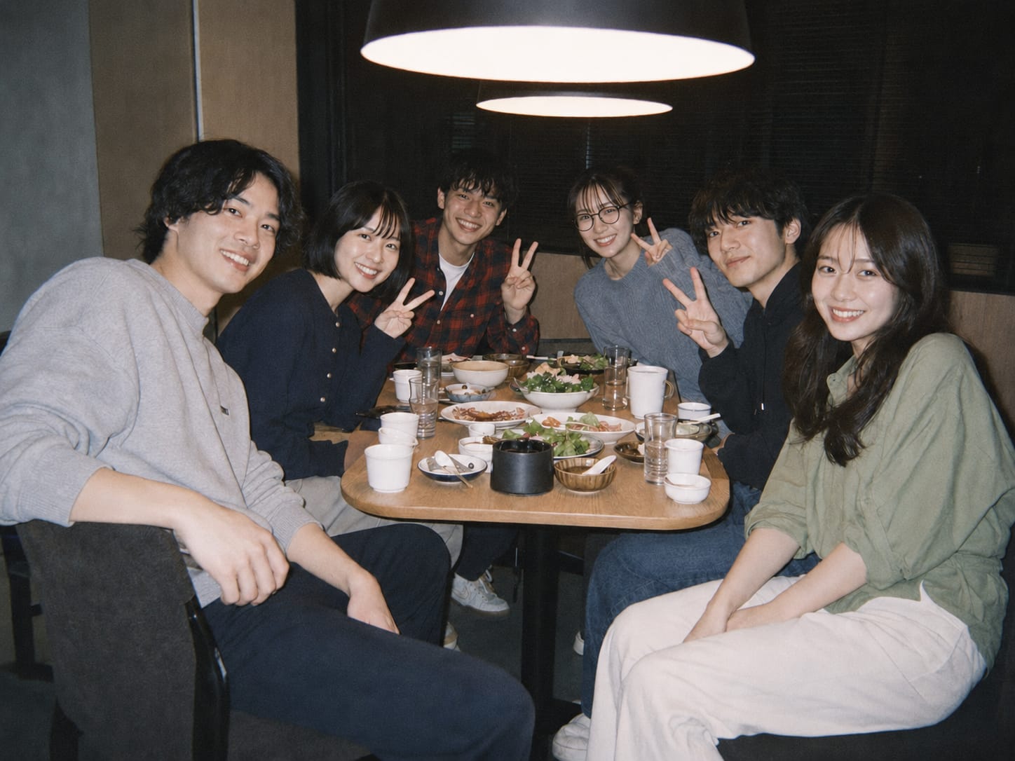 初対面の6人でテーブルを囲んでいる様子